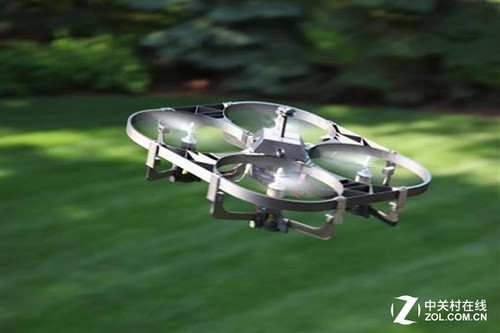 一開始,他使用碳纖維線材,由于電機震動以及重量太重(高達25磅),這款無人機機臂過段時間就會折斷。后來經過反復改進,采用封閉式設計,使得無人機變成一個封閉了螺旋槳的機身,保證了螺旋槳的安全,將整個無人機的重量和和電機的扭矩應力均勻分布于整個機身而非只有四個點,這樣就提升了整個機身的強度。