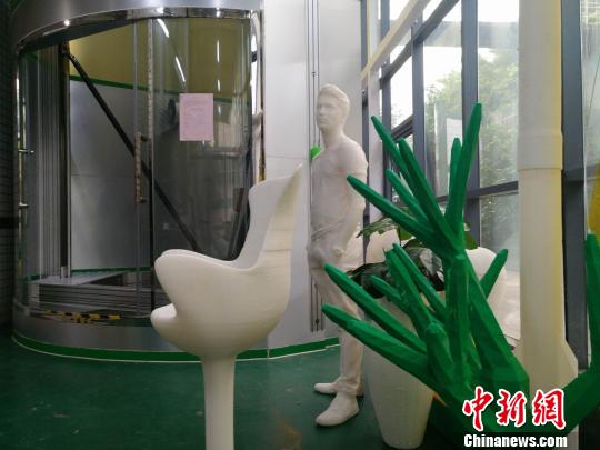 大型3D打印機和打印的樣品。 鄭小紅 攝 大型3D打印機和打印的樣品。 鄭小紅 攝