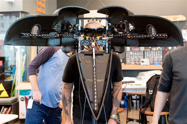 微軟與Shawn Hunt合作開發烏鴉頭盔:集3D打印、機器人、混合現實 微軟與Shawn Hunt合作開發烏鴉頭盔:集3D打印、機器人、混合現實