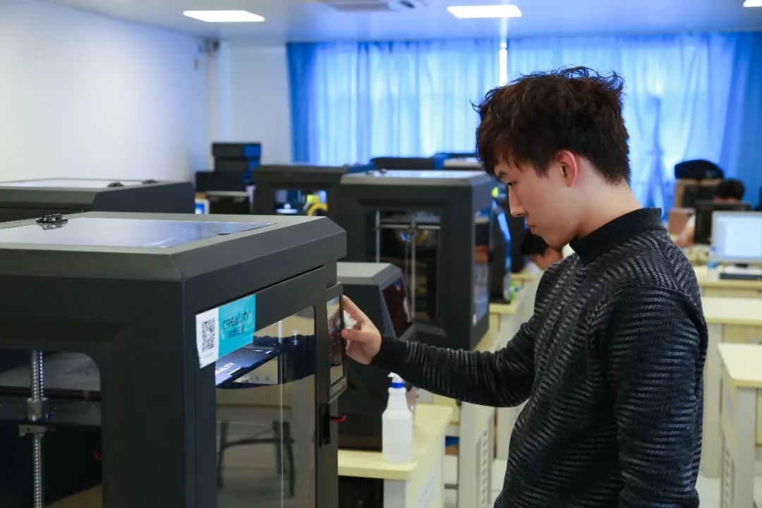 使用3D打印機進行模型打印 使用3D打印機進行模型打印