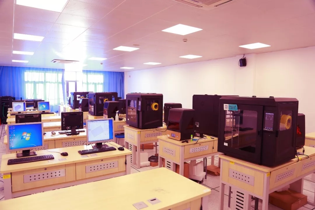 3D打印機場地堆滿了創(chuàng)想三維的3D打印機 3D打印機場地堆滿了創(chuàng)想三維的3D打印機