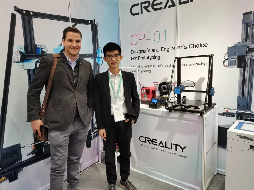 工作人員與用戶跟3D打印機 CR-10 V2 合影 工作人員與用戶跟3D打印機 CR-10 V2 合影