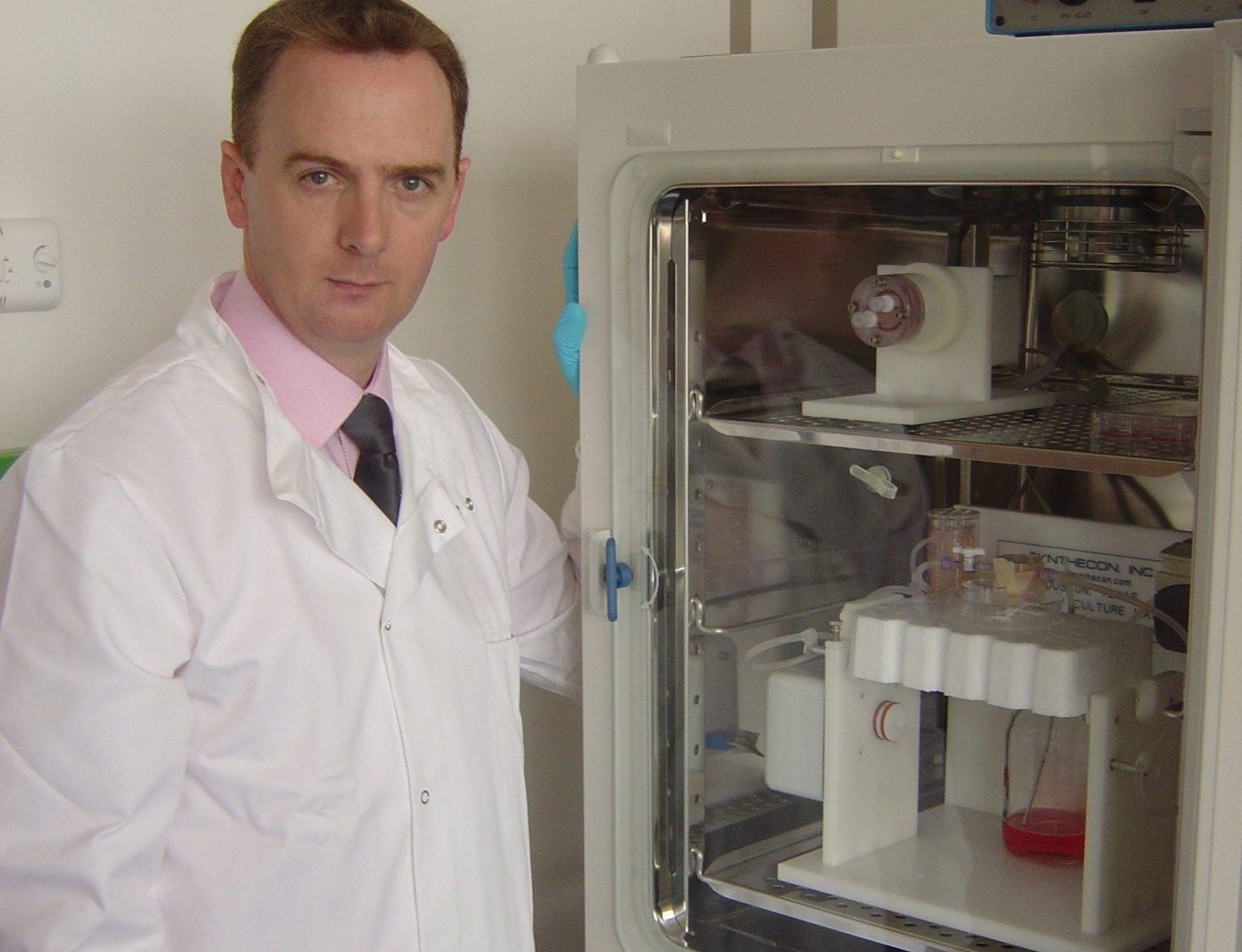 ColinMcGlucklin教授與CTIBIOTECH的生物打印機 ColinMcGlucklin教授與CTIBIOTECH的生物打印機