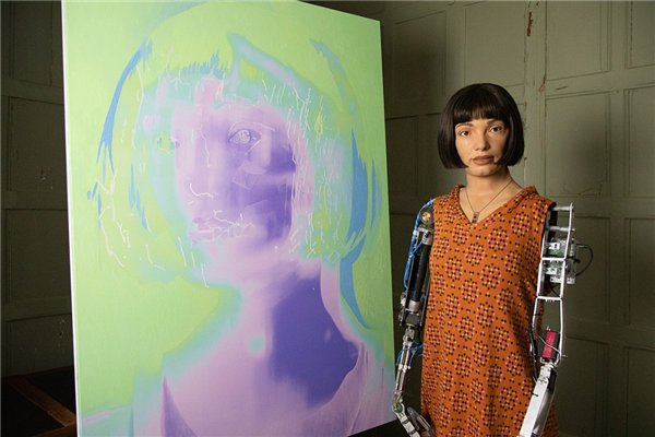 機器人畫作競拍108萬美元創紀錄 被質疑畫風支離破碎 令人不安
