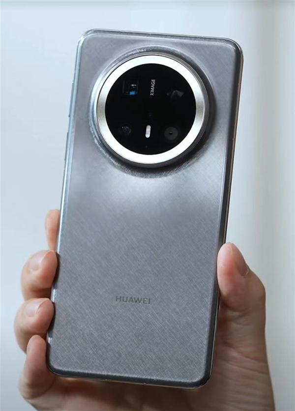 余承東解鎖華為Mate 70新技能:AI隔空傳送