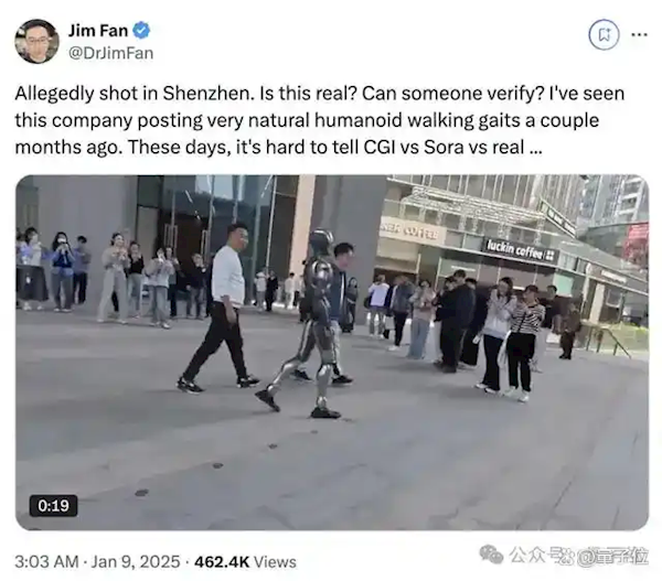 國產人形機器人街邊溜達爆火海外:自然步態大步流星如模特T臺秀