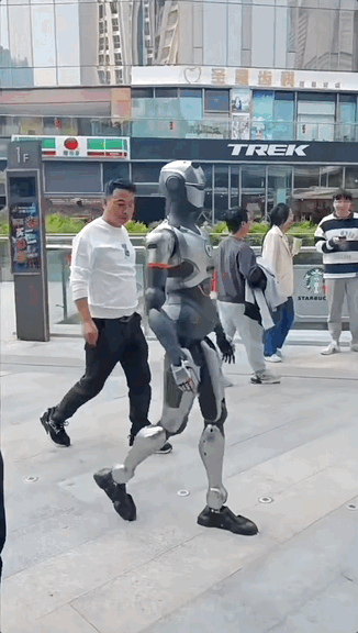超自然步態大步流星十幾米:深圳人形機器人街邊溜達爆火海外!