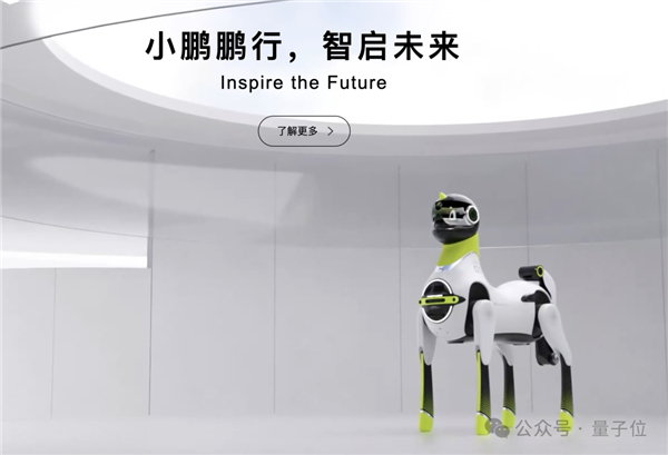超自然步態大步流星十幾米:深圳人形機器人街邊溜達爆火海外!